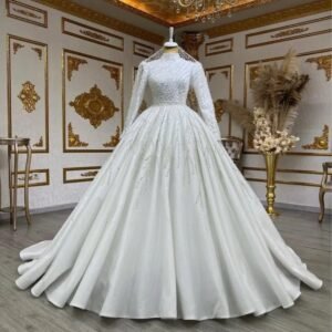 bride-owner-wedding-dress-trailing-wedding-pettiskirt
